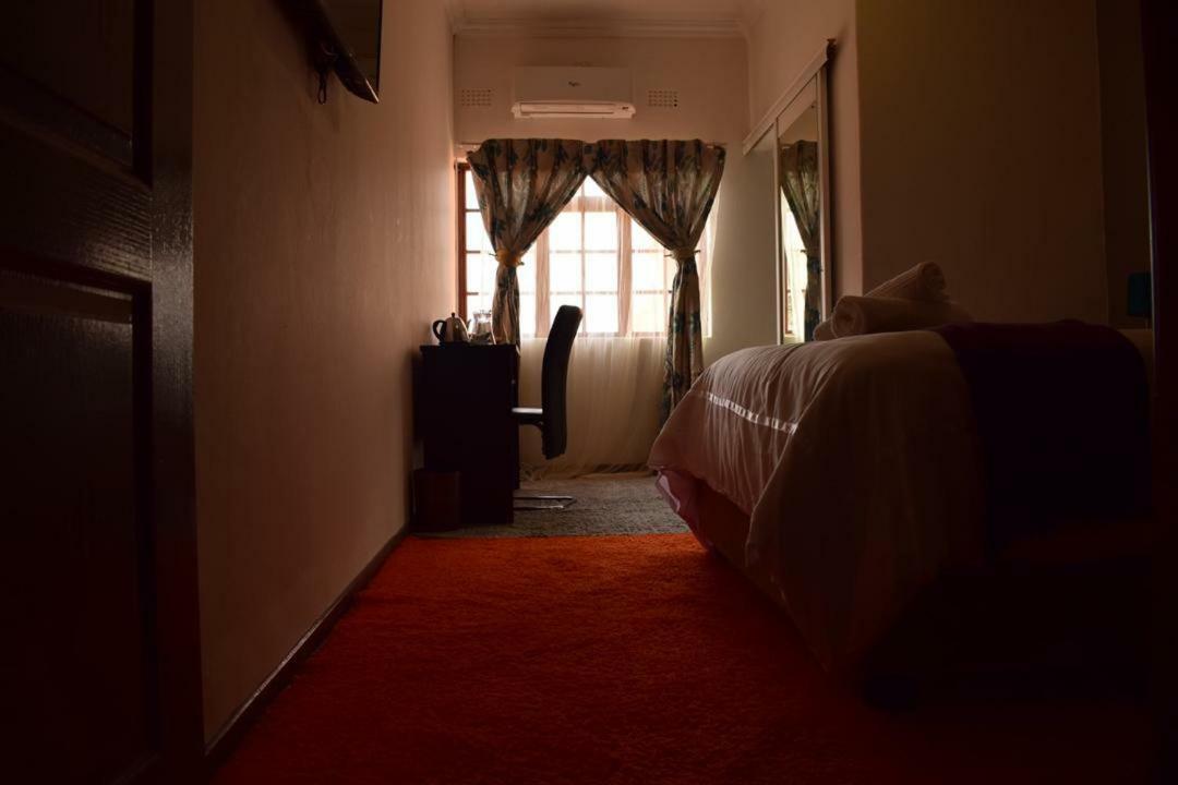 Skyhawk Guesthouse Габороне Екстер'єр фото