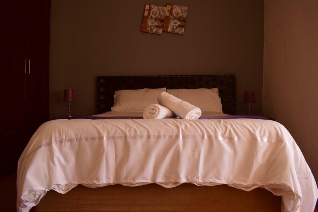 Skyhawk Guesthouse Габороне Екстер'єр фото