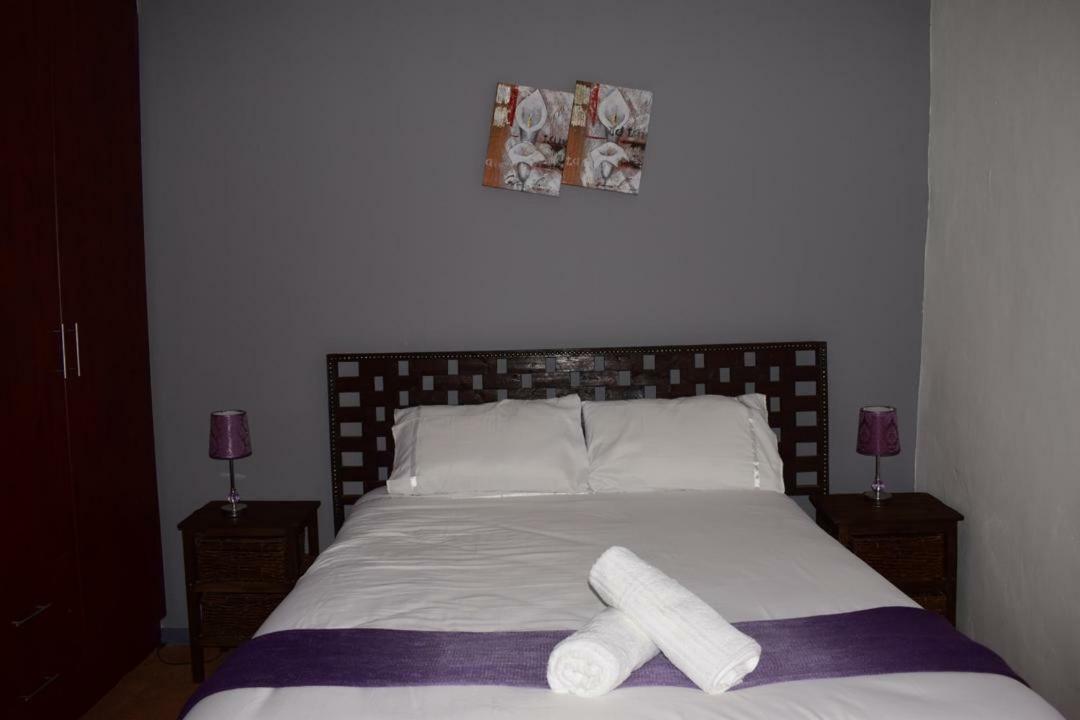 Skyhawk Guesthouse Габороне Екстер'єр фото