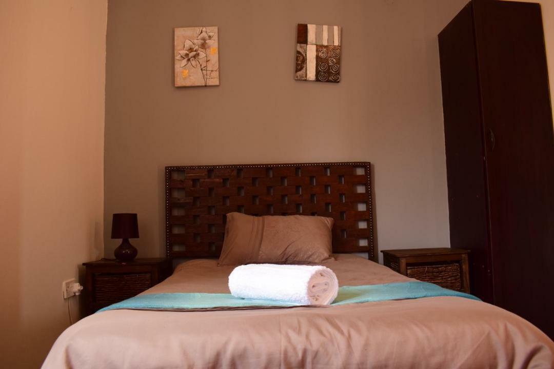 Skyhawk Guesthouse Габороне Екстер'єр фото