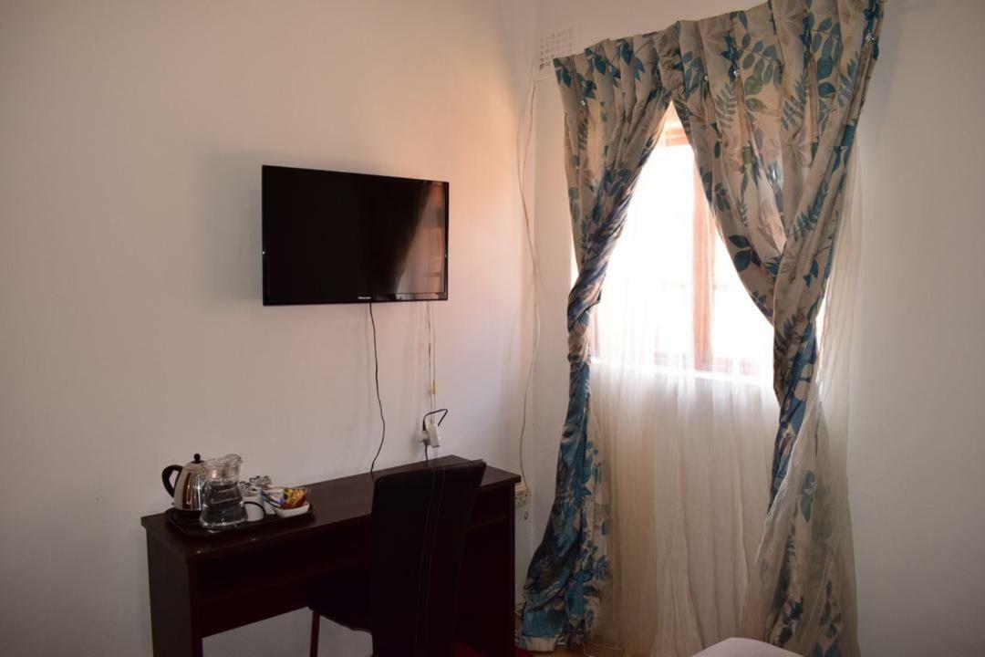 Skyhawk Guesthouse Габороне Екстер'єр фото
