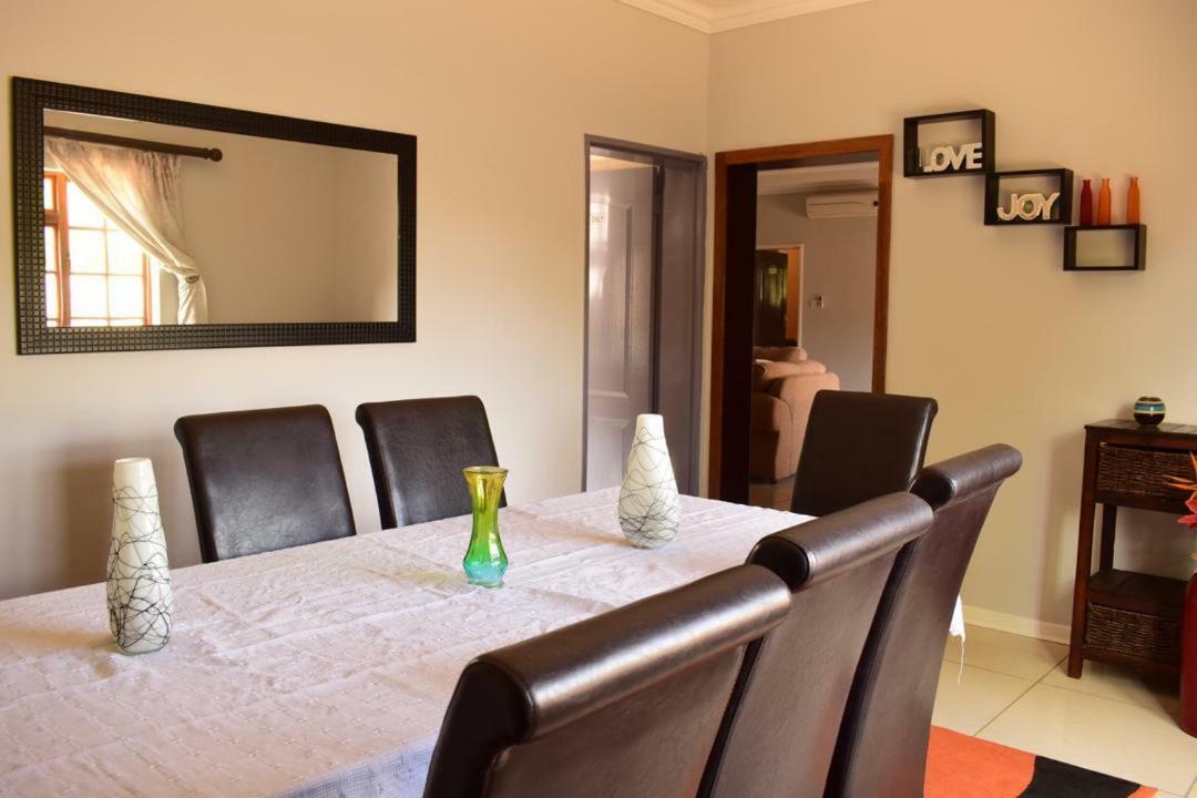 Skyhawk Guesthouse Габороне Екстер'єр фото
