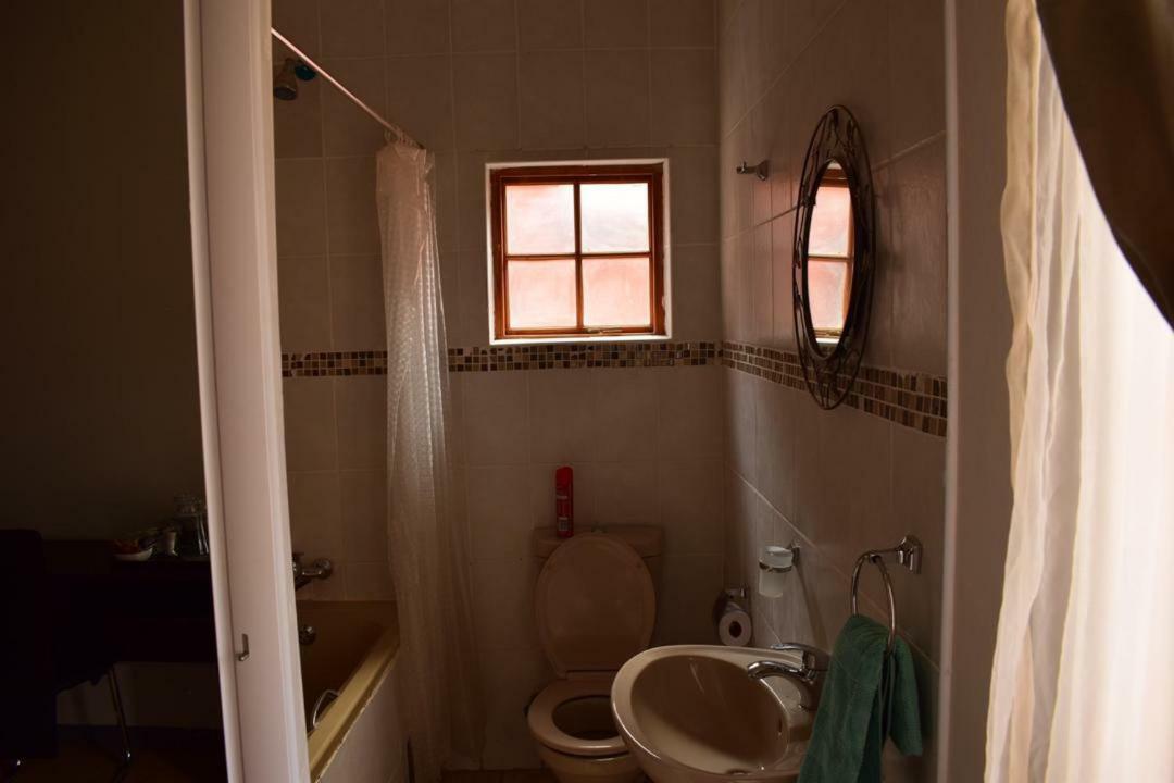 Skyhawk Guesthouse Габороне Екстер'єр фото
