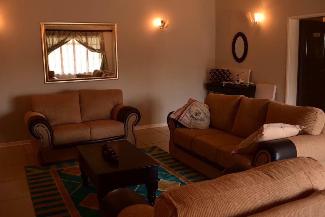 Skyhawk Guesthouse Габороне Екстер'єр фото