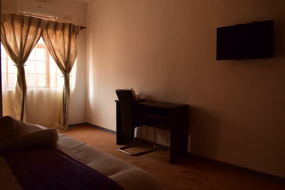 Skyhawk Guesthouse Габороне Екстер'єр фото