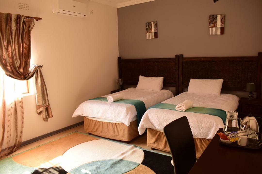 Skyhawk Guesthouse Габороне Екстер'єр фото