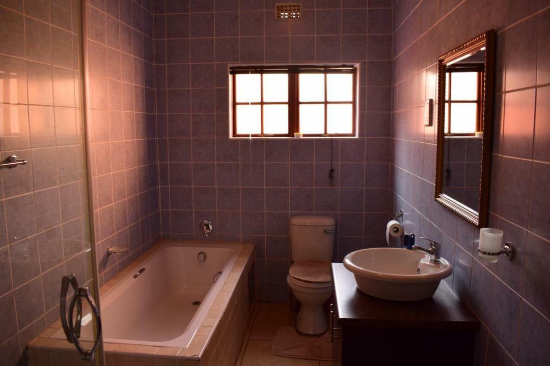 Skyhawk Guesthouse Габороне Екстер'єр фото